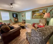 Western Carriage House Studio Suite- Western themed retreat- Full Kitchen & Bath