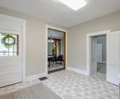Charming 2 bedroom bungalow close to downtown.
