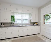 Charming 2 bedroom bungalow close to downtown.