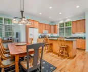 Townhouse with Screened Porch, Fireplace & Pool/Lakefront Cabana