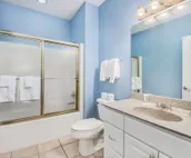 Townhouse with Screened Porch, Fireplace & Pool/Lakefront Cabana