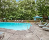 Townhouse with Screened Porch, Fireplace & Pool/Lakefront Cabana