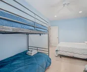 Townhouse with Screened Porch, Fireplace & Pool/Lakefront Cabana