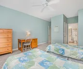 Townhouse with Screened Porch, Fireplace & Pool/Lakefront Cabana