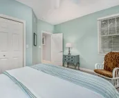 Townhouse with Screened Porch, Fireplace & Pool/Lakefront Cabana