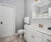 Townhouse with Screened Porch, Fireplace & Pool/Lakefront Cabana