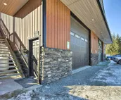 Mendenhall Valley Escape w/ Furnished Deck!