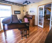 Close to town, room to spread out: Sleeps 9 in 5 bedrooms