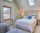 Keystone Getaway Cabin w/ Mount Rushmore View
