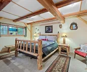 The Bears Den Dakota Dream B&B. Secluded, Close to Custer, Great Breakfast!