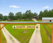 The Bears Den Dakota Dream B&B. Secluded, Close to Custer, Great Breakfast!