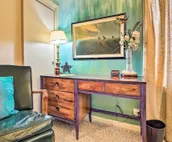 Artsy Getaway ~ 8 Miles to Downtown Kansas City!