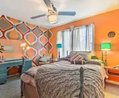 Artsy Getaway ~ 8 Miles to Downtown Kansas City!