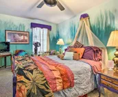 Artsy Getaway ~ 8 Miles to Downtown Kansas City!
