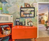 Artsy Getaway ~ 8 Miles to Downtown Kansas City!