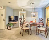 Artsy Getaway ~ 8 Miles to Downtown Kansas City!