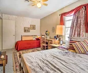 Artsy Getaway ~ 8 Miles to Downtown Kansas City!