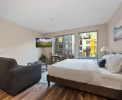 Relax and Rejuvenate in a Glamorous Retreat with a Stunning Rooftop 334