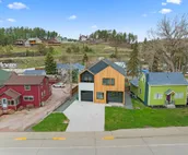 Modern on Main-Walking Distance to Downtown Hill City and Mickelson Trail!