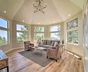 Luxury Chalet w/ Mtn Views: 3 Mi to Mt Rose Ski!