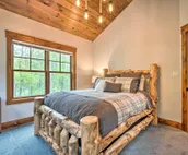 Elegant Mtn Chalet w/ Deck: 1 Mi to Mt Snow!