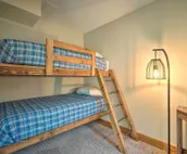 Elegant Mtn Chalet w/ Deck: 1 Mi to Mt Snow!