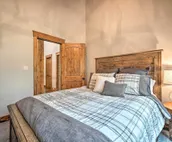Elegant Mtn Chalet w/ Deck: 1 Mi to Mt Snow!