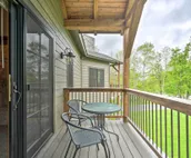 Elegant Mtn Chalet w/ Deck: 1 Mi to Mt Snow!