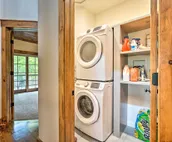 Elegant Mtn Chalet w/ Deck: 1 Mi to Mt Snow!