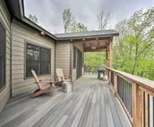 Elegant Mtn Chalet w/ Deck: 1 Mi to Mt Snow!