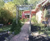 Betty Lou's Garden Guest Suite