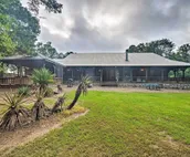 Cabin w/ Hot Tub: 4 Mi to Broken Bow Lake!