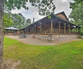Cabin w/ Hot Tub: 4 Mi to Broken Bow Lake!