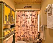 Cabin w/ Hot Tub: 4 Mi to Broken Bow Lake!