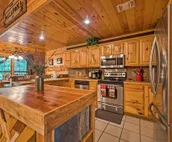 Cabin w/ Hot Tub: 4 Mi to Broken Bow Lake!
