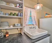 Enchanting Hilltop Cottage in Medicine Park!
