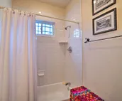 Charming Hilltop Cottage in Medicine Park!