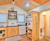Charming Hilltop Cottage in Medicine Park!