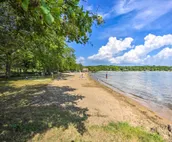 Family Home - Walk to Geneva Lake & Restaurants!