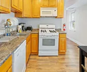 Colorful 6BR Duplex Apt Midtown AC near Boardwalk