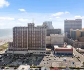 Colorful 6BR Duplex Apt Midtown AC near Boardwalk