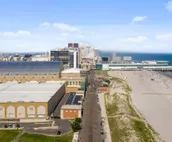 Colorful 6BR Duplex Apt Midtown AC near Boardwalk