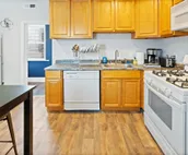 Colorful 6BR Duplex Apt Midtown AC near Boardwalk