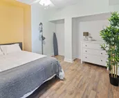 Colorful 6BR Duplex Apt Midtown AC near Boardwalk