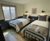 600 Sqft Extended-Stay Cabin sleeps 4, adjacent to beautiful Pine Creek