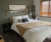 600 Sqft Extended-Stay Cabin sleeps 4, adjacent to beautiful Pine Creek