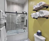 Modern Downtown Apt - Walk to Parks + Cafes!