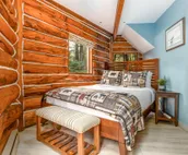 Gorgeous cabin-style home huge private hot tub, beautiful deck & fireplace