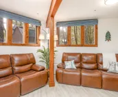 Gorgeous cabin-style home huge private hot tub, beautiful deck & fireplace