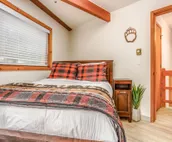 Gorgeous cabin-style home huge private hot tub, beautiful deck & fireplace
